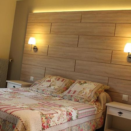 Hotel Restaurant Aux Genets D'Or Mandailles-Saint-Julien Екстериор снимка