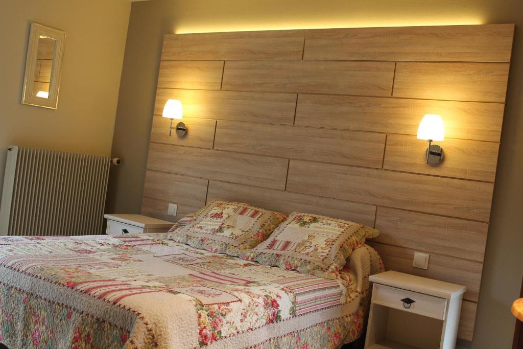 Hotel Restaurant Aux Genets D'Or Mandailles-Saint-Julien Екстериор снимка