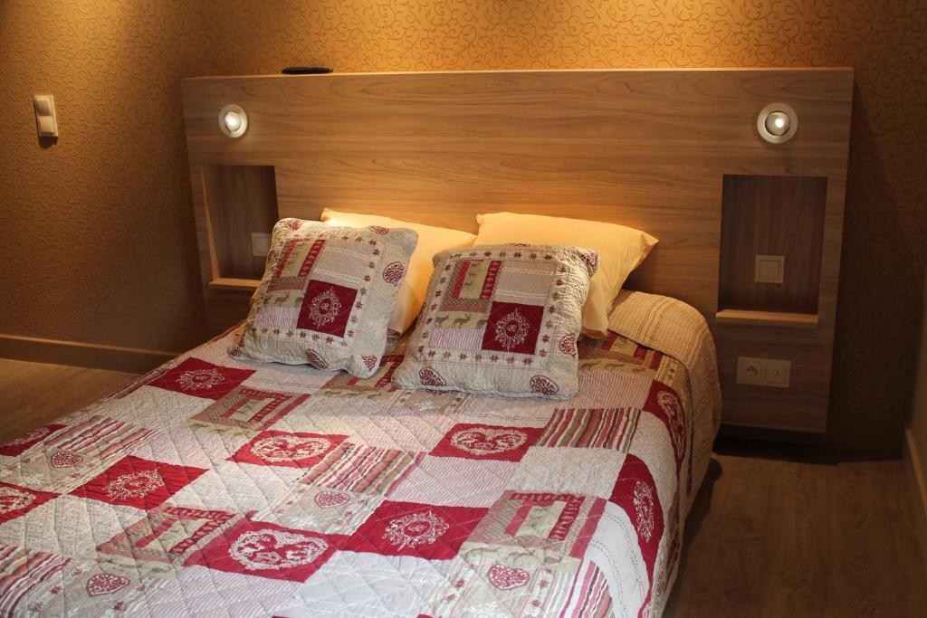 Hotel Restaurant Aux Genets D'Or Mandailles-Saint-Julien Екстериор снимка