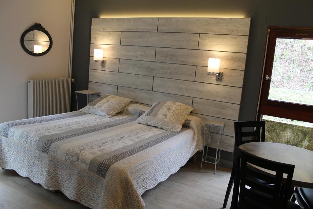 Hotel Restaurant Aux Genets D'Or Mandailles-Saint-Julien Стая снимка
